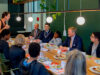 Koning Willem-Alexander in gesprek met Amsterdamse leerlingen tijdens staatsbezoek