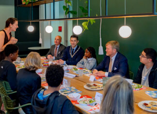 Koning Willem-Alexander in gesprek met Amsterdamse leerlingen tijdens staatsbezoek