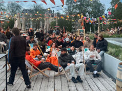 Oranjeavond Strand van Oost: ‘Het lijkt wel of Oost zich hier verzamelt’
