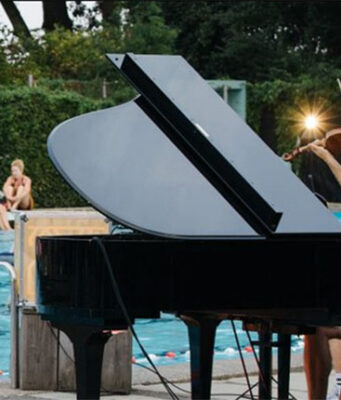 Dobberen op een luchtbed terwijl Schumann klinkt: klassiek concert keert terug naar het Flevoparkbad