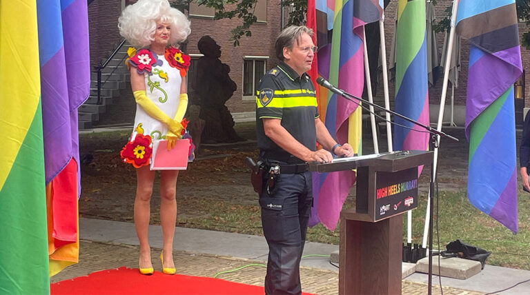 Politiechef Peter Holla opent Shakespeare Club in H’ART Museum