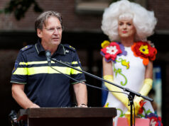 Politiechef Peter Holla opent Shakespeare Club in H’ART Museum: ‘Veiligheid begint met vertrouwen’