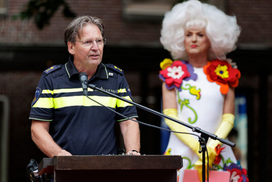 Politiechef Peter Holla opent Shakespeare Club in H’ART Museum: ‘Veiligheid begint met vertrouwen’