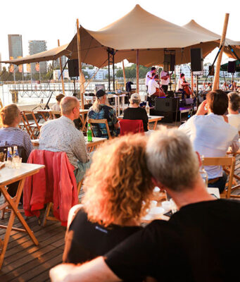 Deze zomer zeven weken concerten op het terras van het Muziekgebouw