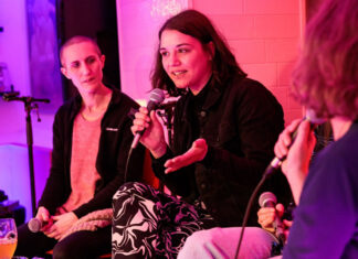 Wearable sculptures zetten lichaam en identiteit op scherp in Plein Theater