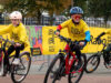Kinderen stappen op de fiets tijdens Rabo Dikke Banden Race op het Marineterrein