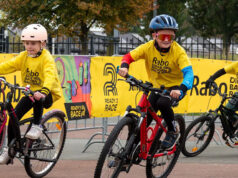 Kinderen stappen op de fiets tijdens Rabo Dikke Banden Race op het Marineterrein
