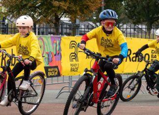Kinderen stappen op de fiets tijdens Rabo Dikke Banden Race op het Marineterrein