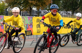Kinderen stappen op de fiets tijdens Rabo Dikke Banden Race op het Marineterrein