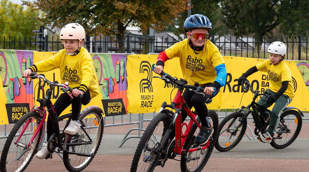 Kinderen stappen op de fiets tijdens Rabo Dikke Banden Race op het Marineterrein
