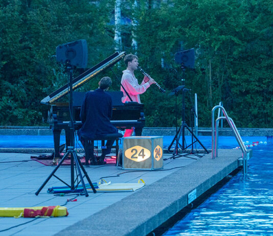 Klassieke klanken dobberen over het water van het Flevoparkbad
