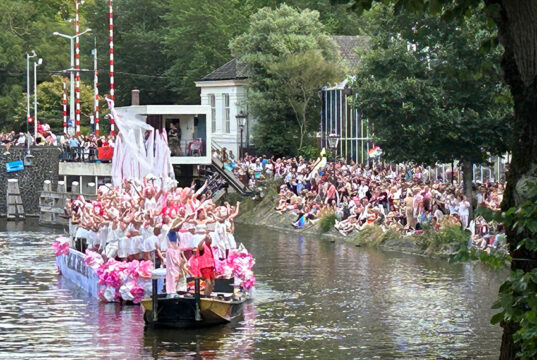 Traditionele Canal Parade weer een enorm feest met honderdduizenden bezoekers