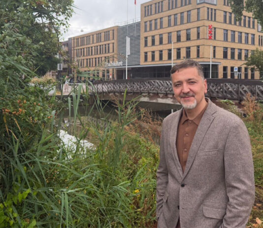 Emre Ünver, nieuwe stadsdeelvoorzitter van Oost: ‘Iedereen hoort bij een minderheid. Maar samen zijn we één grote meerderheid.’