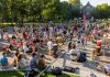 Musici tussen waterlelies en strijkers te midden van vleesetende planten
