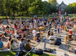 Musici tussen waterlelies en strijkers te midden van vleesetende planten
