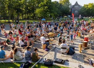 Musici tussen waterlelies en strijkers te midden van vleesetende planten