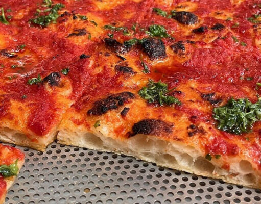 Pizza en wijn in Romeinse sfeer aan de Newtonstraat