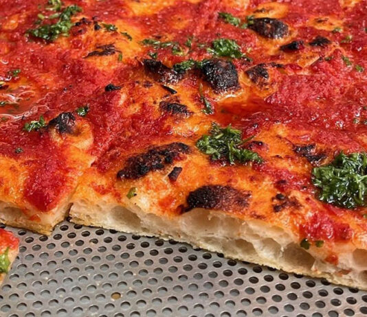Pizza en wijn in Romeinse sfeer aan de Newtonstraat