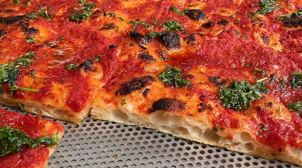 Pizza en wijn in Romeinse sfeer aan de Newtonstraat