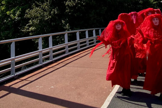 Stille actie Red Rebels voor behoud bosplantsoen bij Utrechtsebrug