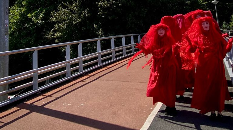 Stille actie Red Rebels voor behoud bosplantsoen bij Utrechtsebrug