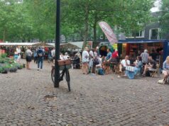 Pleinen van Oost. Reuring op het Joris Ivensplein