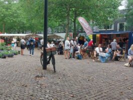 Pleinen van Oost. Reuring op het Joris Ivensplein
