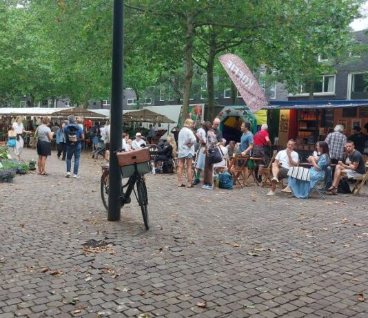 Pleinen van Oost. Reuring op het Joris Ivensplein