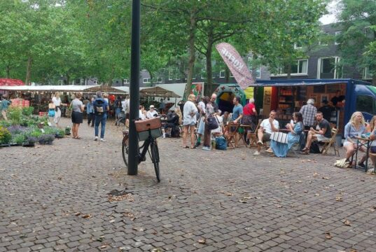 Pleinen van Oost. Reuring op het Joris Ivensplein