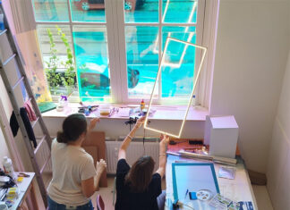 Licht verandert voortdurend in ‘Reflecting Angles’ van Tamar Frank