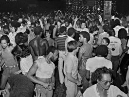 Wereldmuseum verandert in dansvloer voor tentoonstelling over disco