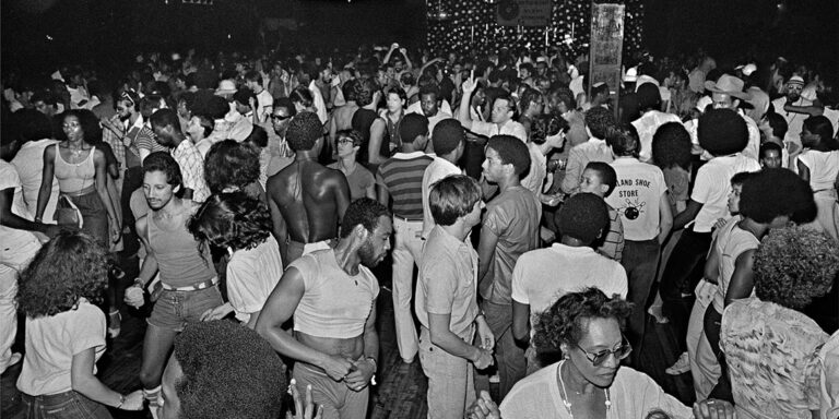 Wereldmuseum verandert in dansvloer voor tentoonstelling over disco