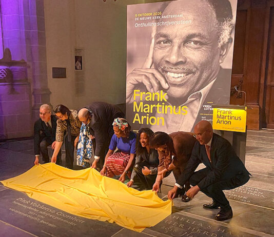 Schrijverssteen voor Frank Martinus Arion in De Nieuwe Kerk