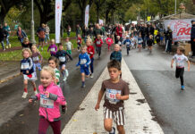 Jonge hardlopers stelen de show tijdens Mini Marathon in Oost
