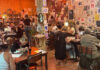 Dringen geblazen bij Art Café in de nieuwe lichtstraat van Stopera