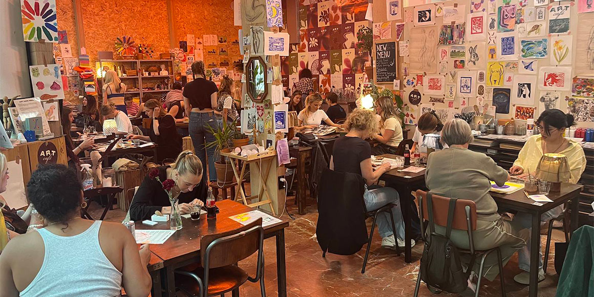 Dringen geblazen bij Art Café in de nieuwe lichtstraat van Stopera