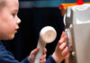 Spelen met postzakken, typemachines en koffiemolens bij Zacht Beton